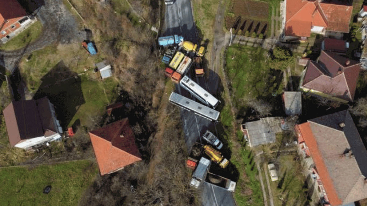 U.S., EU, NATO urge restraint as Serbia-Kosovo border crossings close, dispute escalates